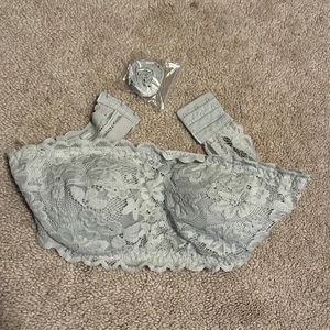 Silvery gray NWOT 3 hook bandeau with straps and removable pads